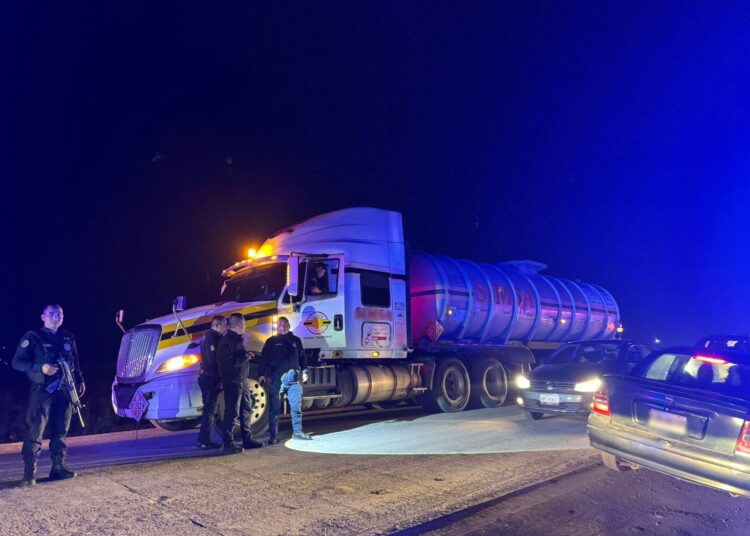 Policía estatal recupera tractocamión robado y detiene a sospechoso