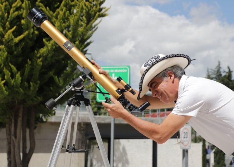 Experto Garza destaca importancia de los cielos oscuros