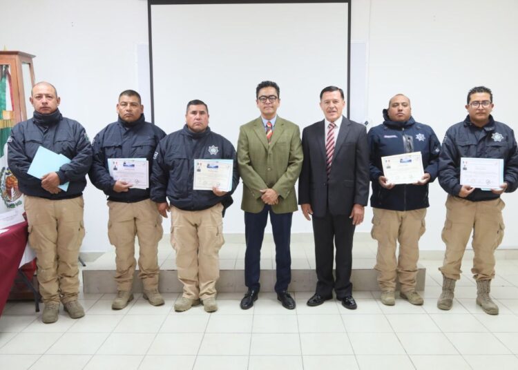 Eduardo Medécigo entrega certificados de homologación y certificación a unidad k9