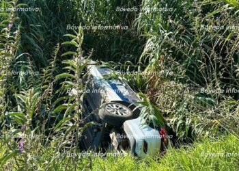 Persecución policíaca termina en aparatosa volcadura
