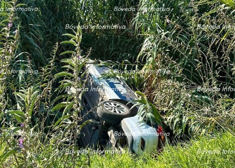 Persecución policíaca termina en aparatosa volcadura
