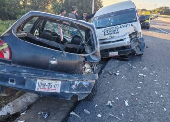 18 heridos en choque entre urvan y vehículo particular en la Pachuca-Tulancingo