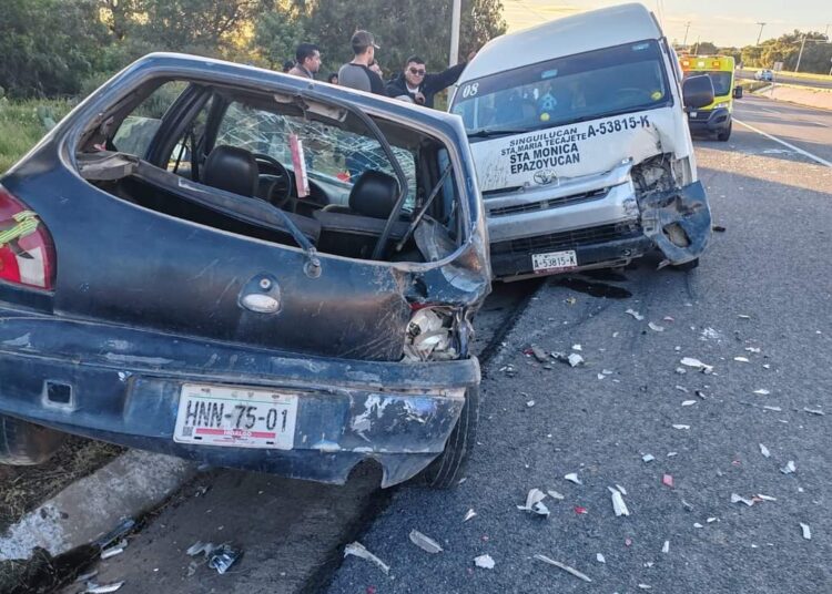 18 heridos en choque entre urvan y vehículo particular en la Pachuca-Tulancingo