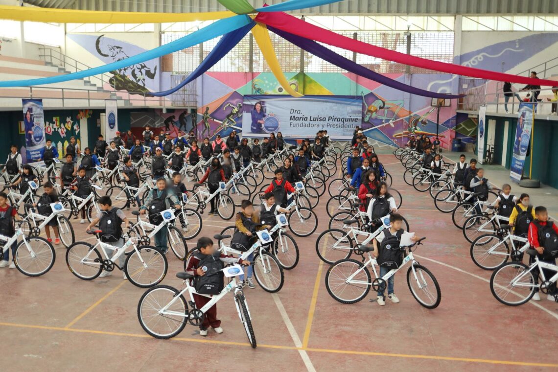 Entrega de bicicletas y mochilas beneficia a niños de comunidades rurales en Tepeji del Río