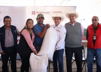 Entrega titular de Saderh diferentes apoyos en Nopala de Villagrán