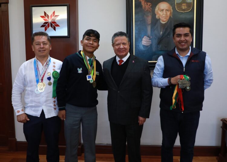 Reconoce Julio Menchaca Salazar a integrantes del COBAEH