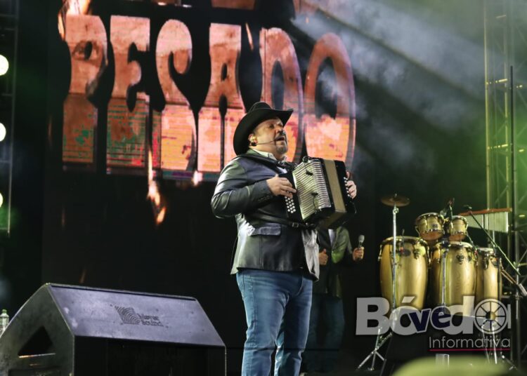 Pesado ilumina la noche en el Teatro del Pueblo de la Feria San Francisco Pachuca 2024