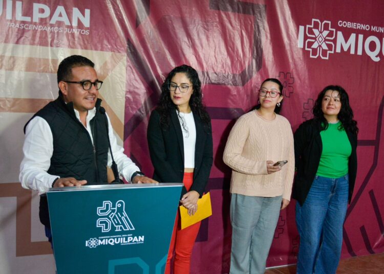 Alcalde de Ixmiquilpan, entrega su primer salario a programa educativo