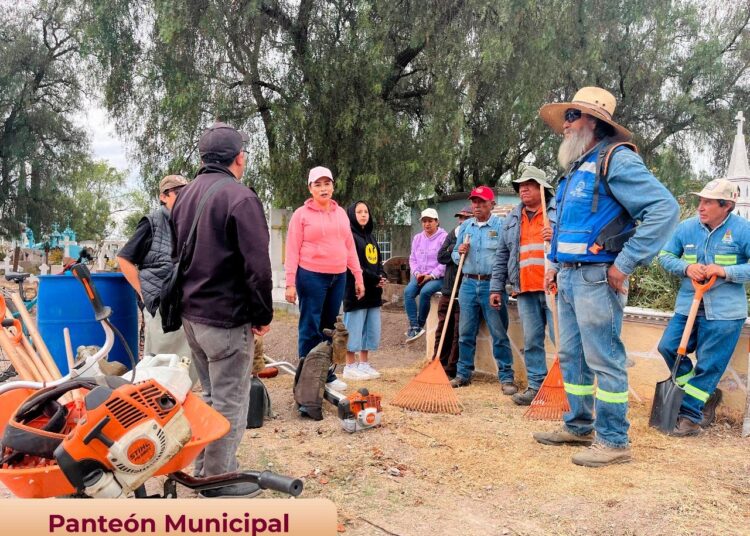 Realiza Claudia Sandoval jornada de limpieza en panteones de Atitalaquia
