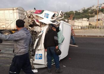 Vuelca urvan del transporte público en la México-Pachuca