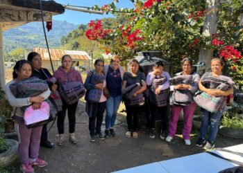 Diputada Yarabi González entrega cobijas a adultos mayores y personas con discapacidad en El Casiu, Tenango de Doria