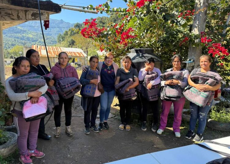 Diputada Yarabi González entrega cobijas a adultos mayores y personas con discapacidad en El Casiu, Tenango de Doria