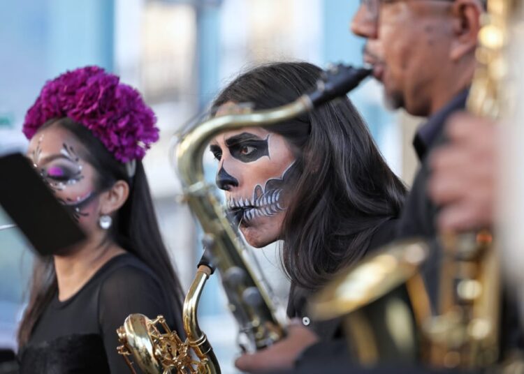 Música alusiva al festejo de Día de Muertos llegó a Plaza Independencia
