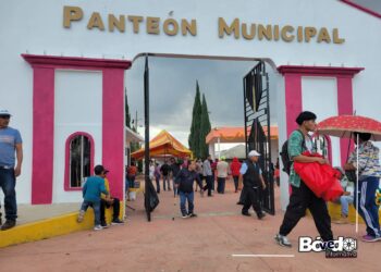 Miles de personas visitaron los panteones de Mineral de la Reforma para honrar a sus difuntos