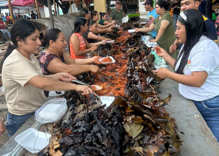 Con zacahuil gigante de ocho metros, celebraron en Pisaflores Día de Muertos