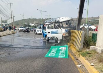 Urvan del transporte público se incendia en Mineral de la Reforma; se reportan personas heridas