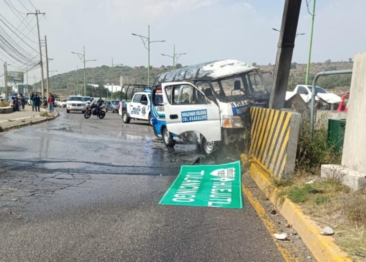 Urvan del transporte público se incendia en Mineral de la Reforma; se reportan personas heridas