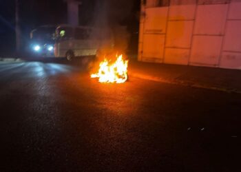 Atiende PC y Bomberos de Tolcayuca incendio de motociclista en la México–Pachuca