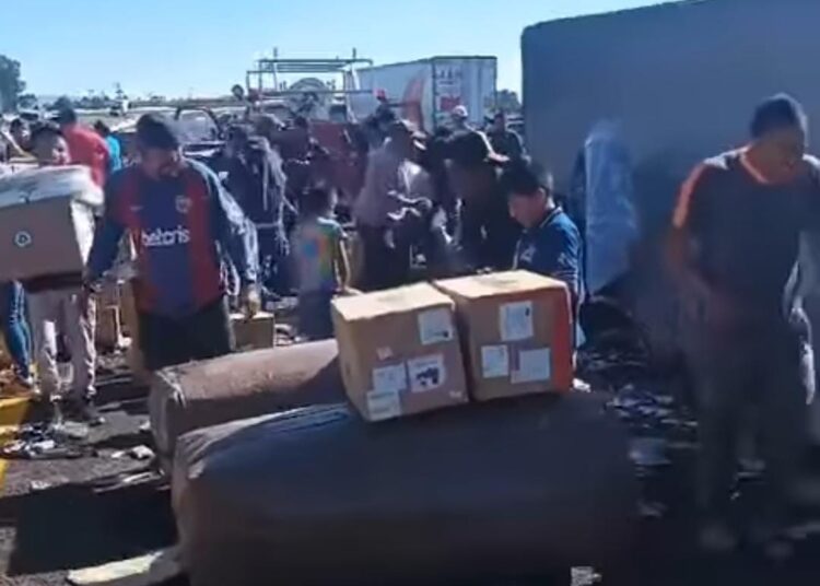 Accidente en Arco Norte: Volcadura de tráiler causa congestión vehicular y rapiña