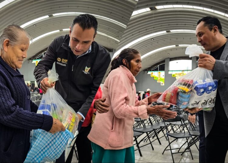 Entregan despensas a familias tulenses