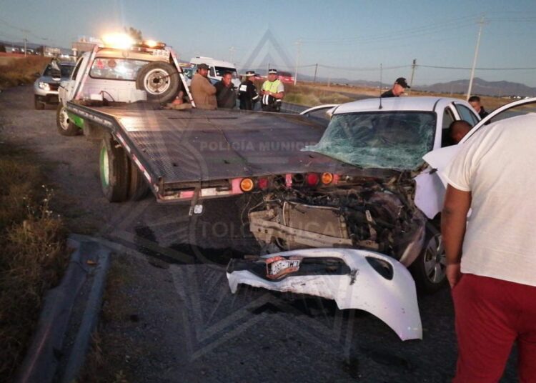 Accidente entre vehículo y grúa en la México – Pachuca