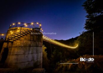 Puente iluminado en Mineral del Chico