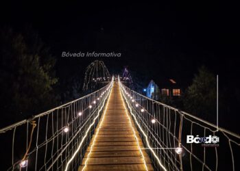 Puente iluminado en Mineral del Chico