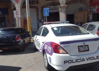 Policía es sancionado por estacionarse en lugar prohibido en Ixmiquilpan
