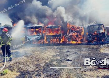 Incendio en pensión de autobuses en Tula, deja al menos 10 unidades calcinadas