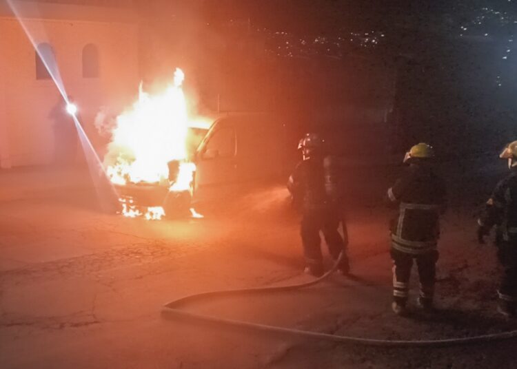 Bomberos sofocan incendio en vehículo