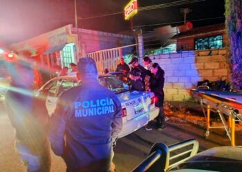 Policías ayudan a una mujer para dar a luz en la vía pública