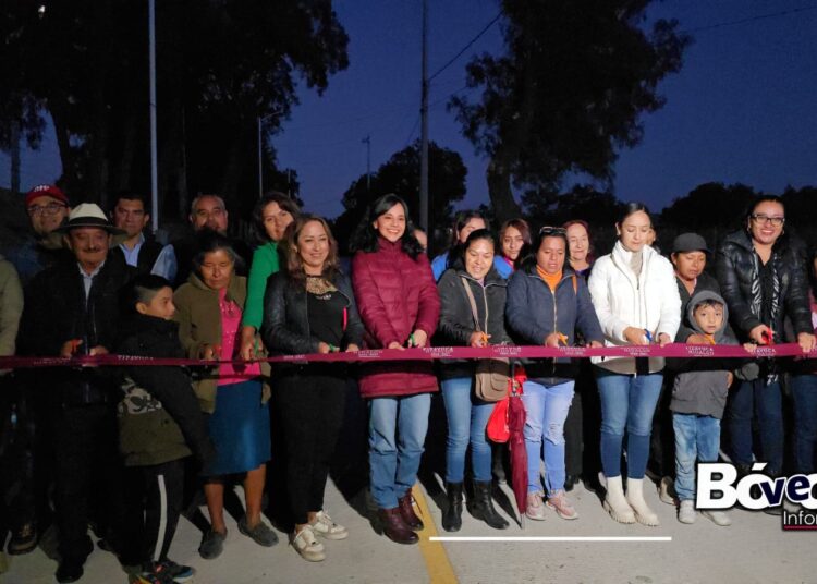 Gretchen Atilano entrega pavimentación hidráulica y alumbrado público en Huitzila