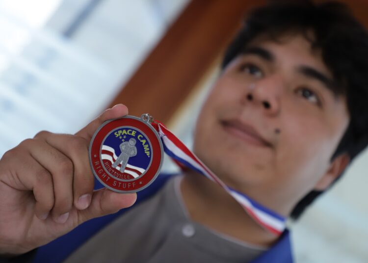 Egresado Garza rompe paradigmas y gana medalla en programa de la NASA