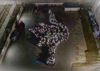 Estudiantes y docentes de la Prepa 1 crean monumental Garza luminosa con celulares