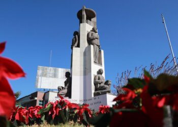 Se embellece Pachuca con nochebuenas durante la temporada navideña