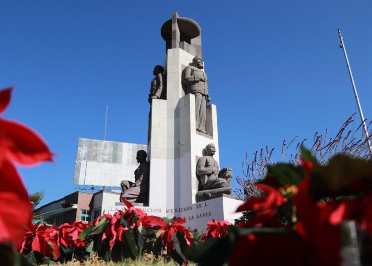 Se embellece Pachuca con nochebuenas durante la temporada navideña