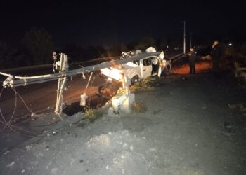 Camioneta derriba poste y provoca apagón en Atitalaquia