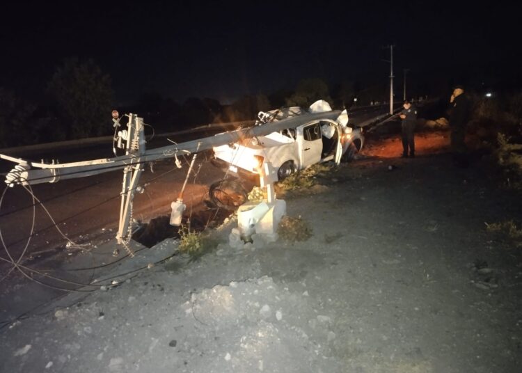 Camioneta derriba poste y provoca apagón en Atitalaquia