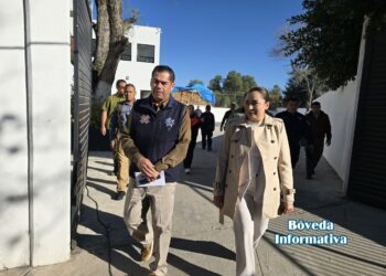 En Atitalaquia Claudia Sandoval y Salvador Cruz Neri entregan patrullas y uniformes a la corporación de Seguridad Pública