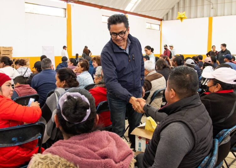 Impulsan economía familiar en Mineral de la Reforma con entrega de aves