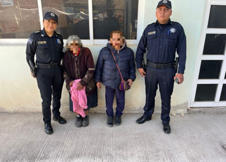 Policía de Pachuca reintegra a adulta mayor con su familia