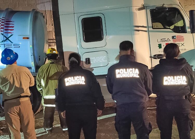 Aseguran tractocamión con combustible robado en Mineral de la Reforma