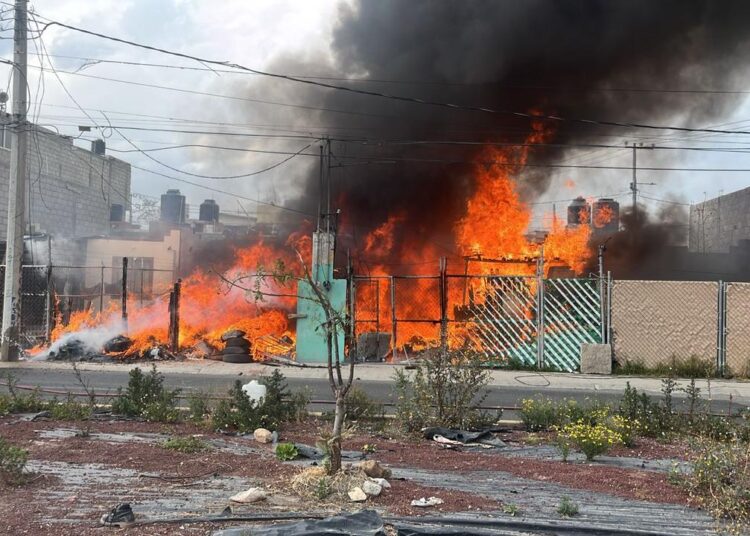 Incendio consume dos viviendas en su totalidad en Mineral de la Reforma