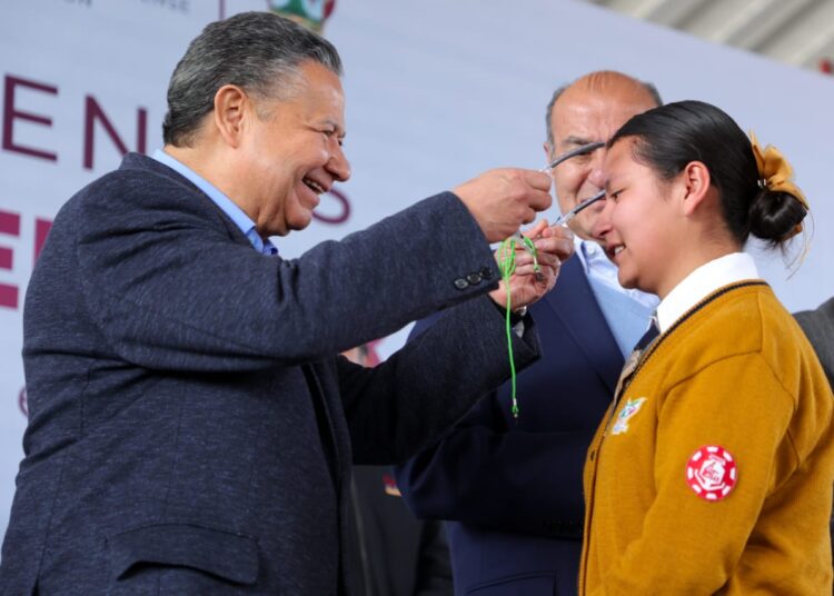 Menchaca anuncia inversión millonaria en educación para estudiantes hidalguenses