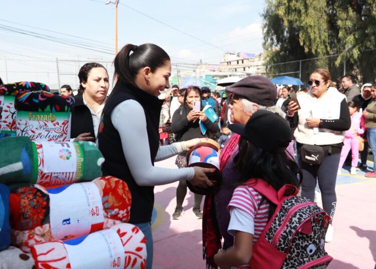 DIF Pachuca beneficia a más de dos mil familias con entrega de cobijas ante temporada invernal