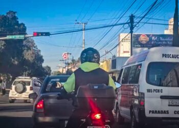 Operador de transporte público es sancionado por pasarse un alto en Pachuca