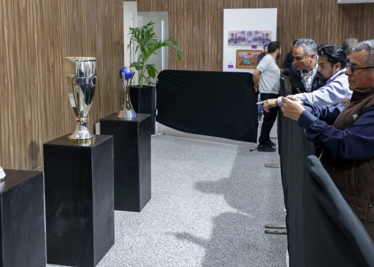 Menchaca invita a conocer los trofeos del Club Pachuca en el edificio del Gobierno de Hidalgo