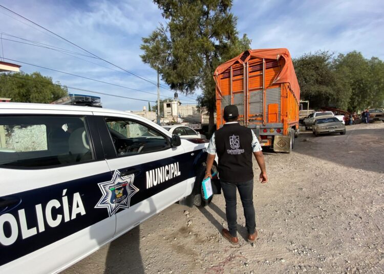 Tlahuelilpan libera vía pública obstruida por taller mecánico