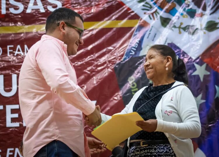 Entregan visas humanitarias en Ixmiquilpan
