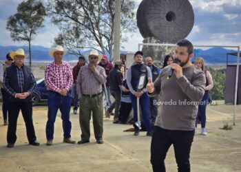 Inician trabajos de instalación y mantenimiento de luminarias en Corralillos, Tepeapulco